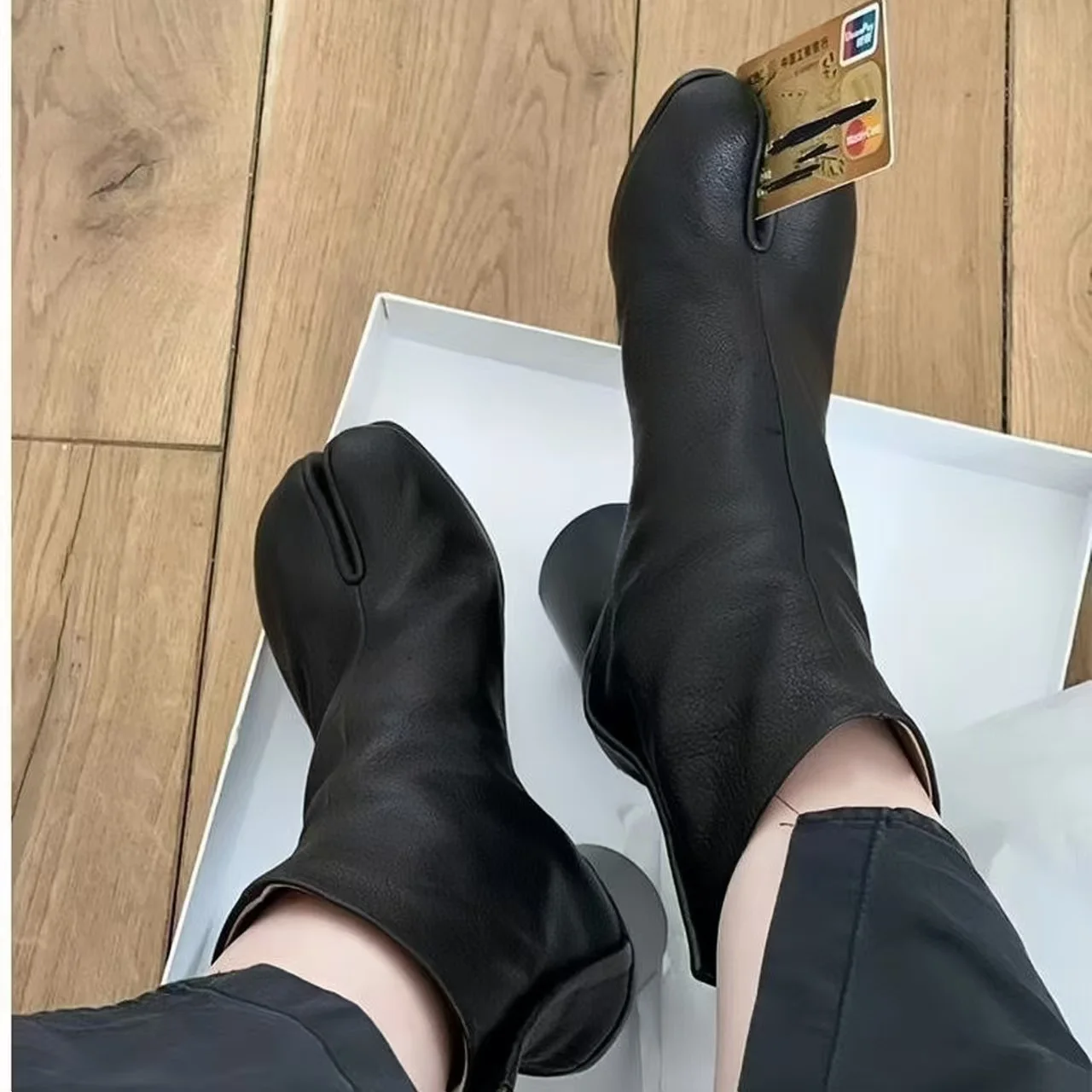 2026 Neue Damen Tabi Split-Toe Stiefeletten aus Echtleder mit Blockabsatz Modische Streetwear-Schuhe Image