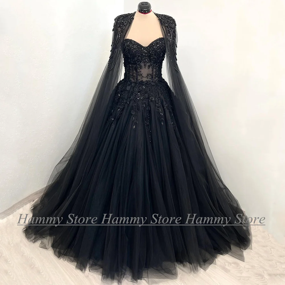 Exquisites Gothic-Hochzeitskleid, maßgeschneidert, herzförmige Steine, Perlenstickerei, schwarzes A-Linien-Korsett-Brautkleid mit abnehmbarem Tüllumhang