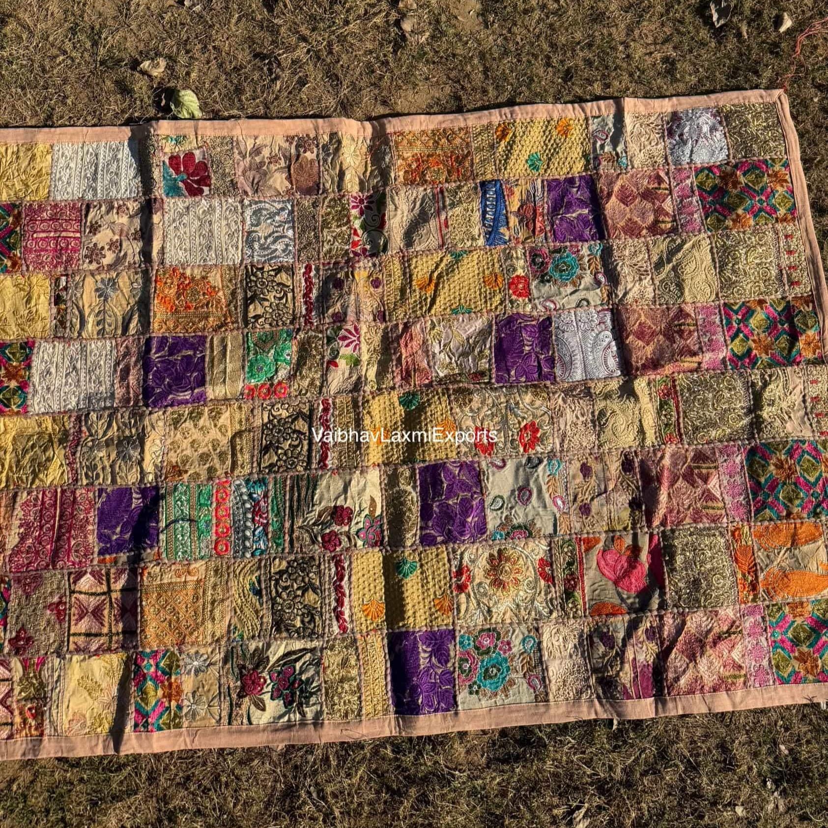 Arazzo patchwork con ricamo indiano, fatto a mano, sfondo da parete, arazzo artistico, arazzo da parete in cotone, sari vintage, grande arazzo da pare