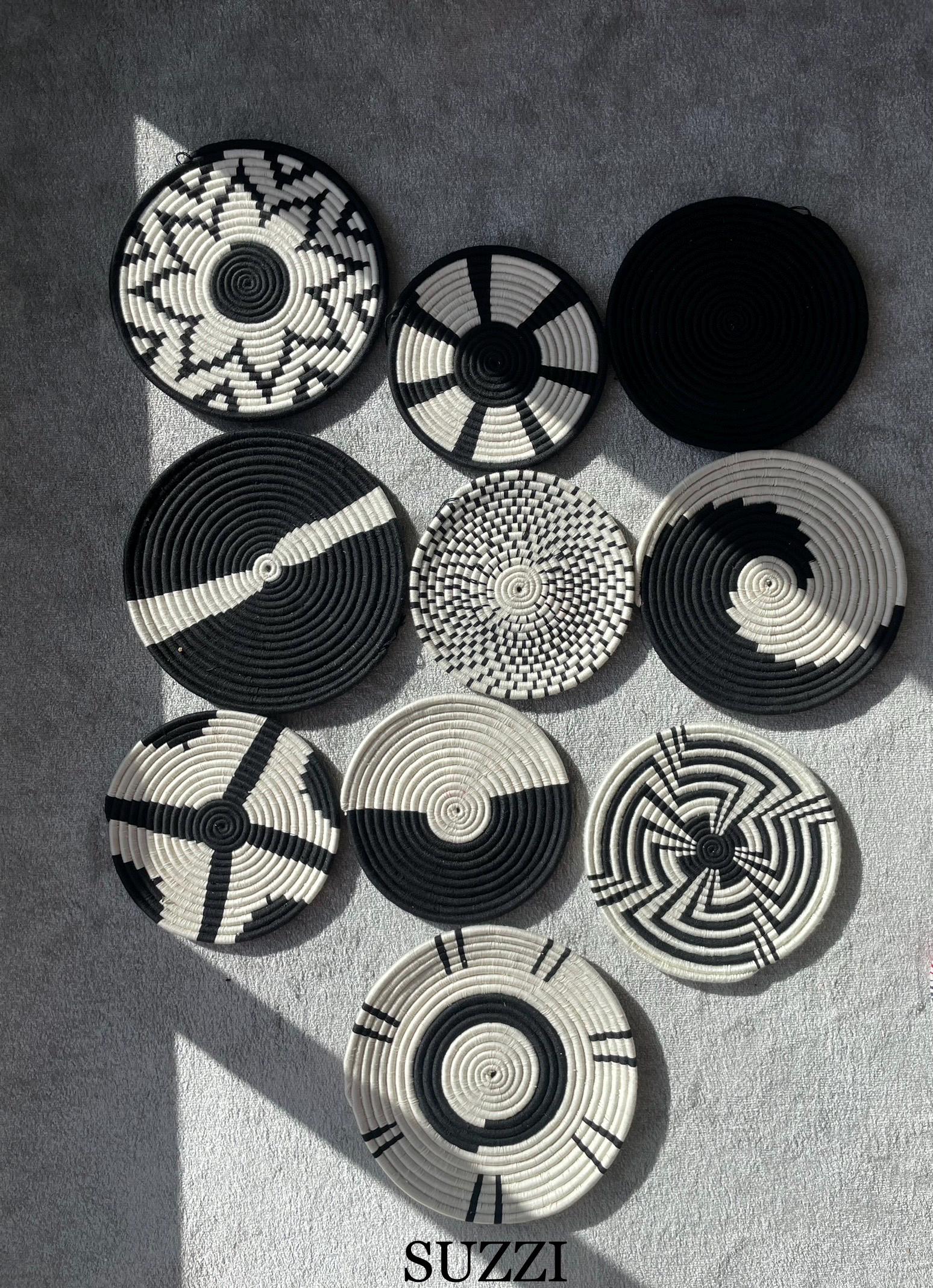 Set di 10 cestini da parete intrecciati a mano, arazzo da parete boho, arte murale in bianco e nero, cestini africani intrecciati, arte murale per sog
