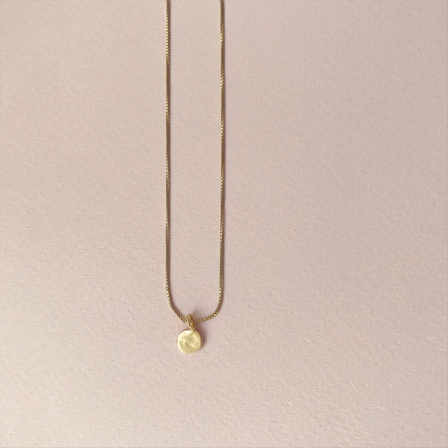 Collana minimalista in oro da donna, collana delicata in oro, collana raffinata, collana unica in oro, collana con ciondolo piccolo, collana a pois