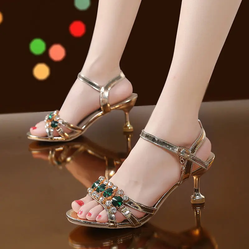 Strass elegante Damenschuhe mit mittlerem Absatz 2022 sexy Damen kleid Sommers andalen Luxus für Damen Keils chuhe schwarz gold