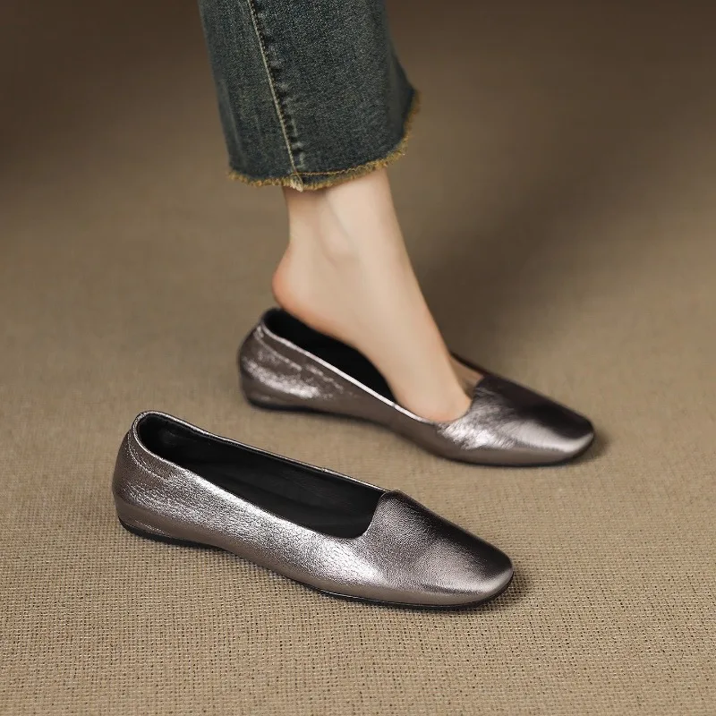 Neue Damen-Schuhe mit weicher Sohle und weicher seitlicher Pendler-Baotou-Lederschuhe, flache Slip-on-Schuhe Image