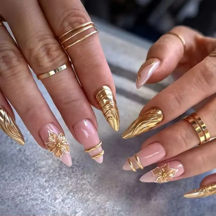 24 Stück Luxus Gold 3D Blumen Press On Nails Mandel Metallic Wave Falsche Nägel Rosa Nude Gold Elegante Nail Art süß cool tragbar