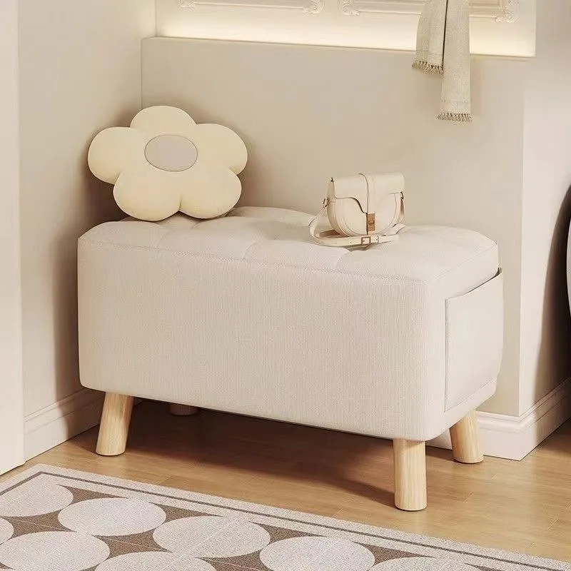 Schuhwechselhocker an der Haustür, einfacher kleiner quadratischer Hocker aus Massivholz, kleine Bank im Wohnzimmer, Couchtischhocker