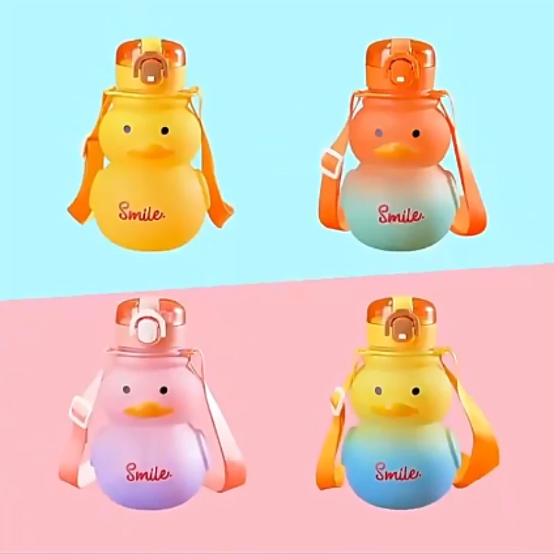 650 ml süße Wasserflasche für Mädchen mit Strohhalm, tragbarer Kawaii-Entenkessel für Kinder, Sommer-Trinkbecher aus Kunststoff mit großer Kapazität Image