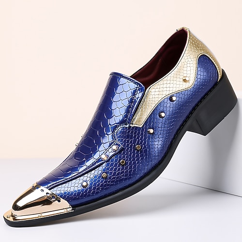 Weiße und goldene Herren-Anzugschuhe aus Kunstleder mit spitzer Zehenpartie, Ziernieten aus Metall und seitlicher Schnalle – luxuriöse und elegante Schuhe für stilbewusste Männer, perfekt für Hochzeiten und Bankette. Image