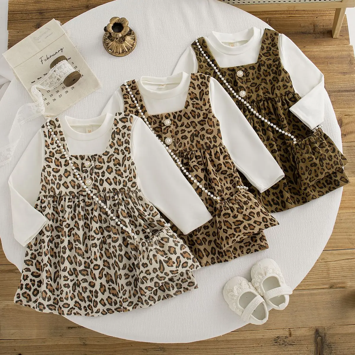 Strickkleid mit Leopardenmuster für Babys, langärmelig, koreanischer Stil, 2025, neues Herbst-Kleinkindkleid, senden Sie eine Tasche Image