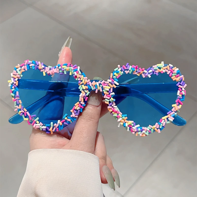 KAMMPT Herzförmige Sonnenbrille mit bunten Jimmies, stilvolle, niedliche Strand-Sonnenbrille für Damen, trendige Original-Urlaubs-Casual-Sonnenbrille Image