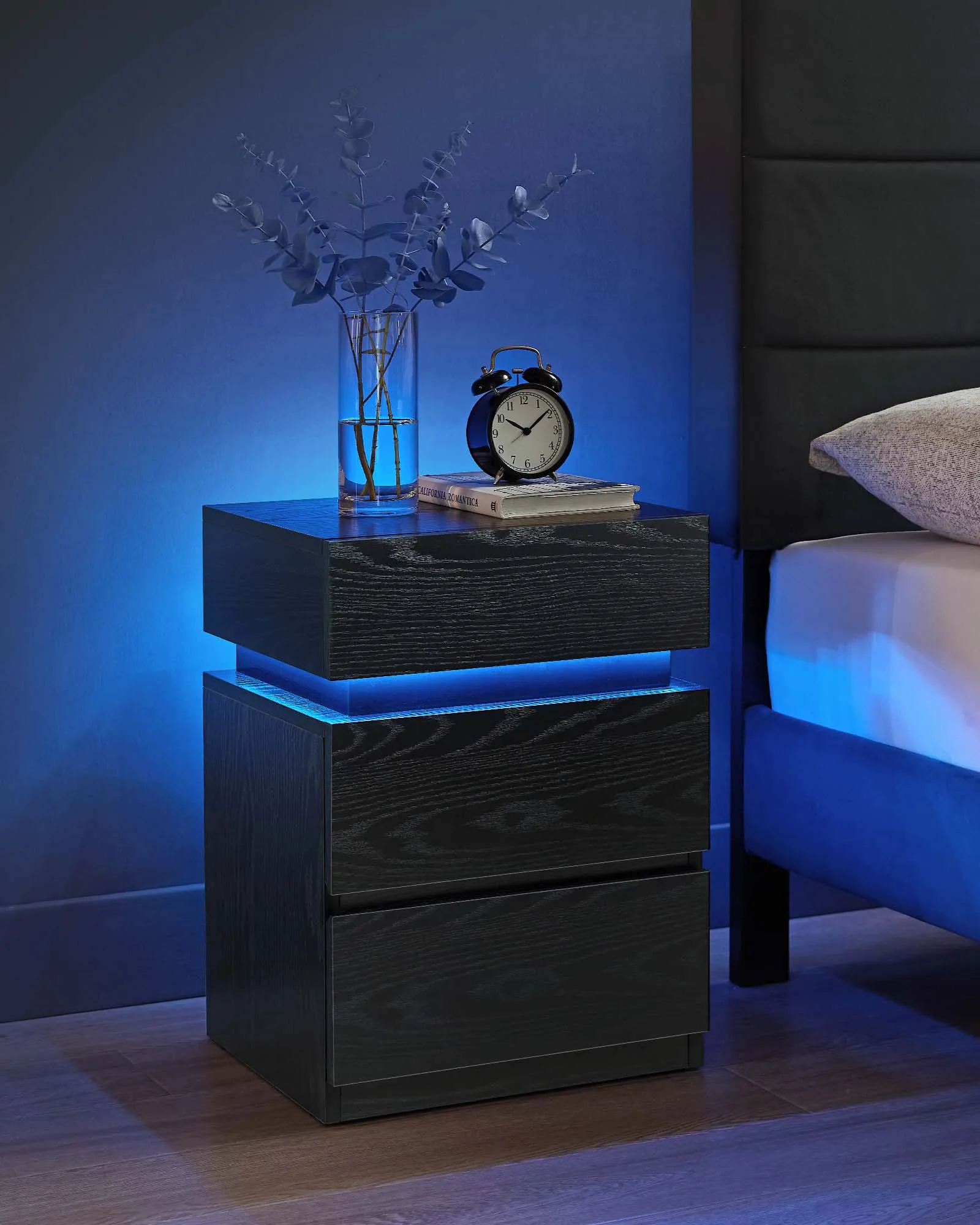VASAGLE Nachttisch mit LED-Beleuchtung, Beistelltisch, einstellbare Farben, Sofatisch 3 Schubladen, Nachtschrank Schlafzimmer
