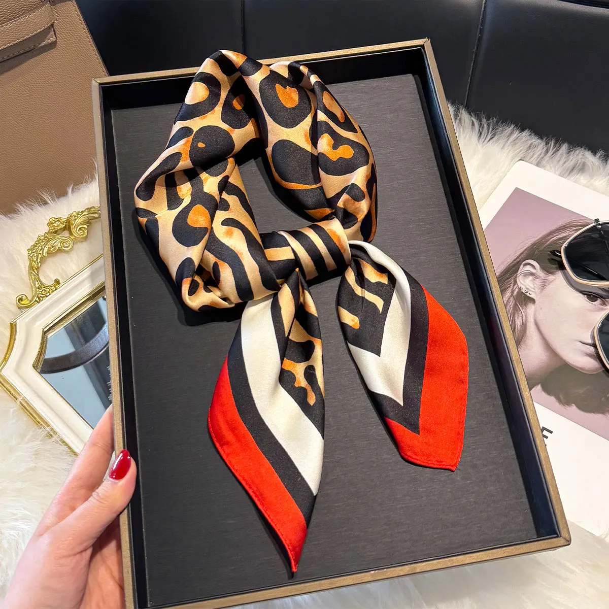 Luxus Leopard Print 70*70cm Platz Schal Frauen Weiche Satin Haarband Halstuch Krawatte Weibliche Stirnband Foulard Mutter der tag Geschenk Image
