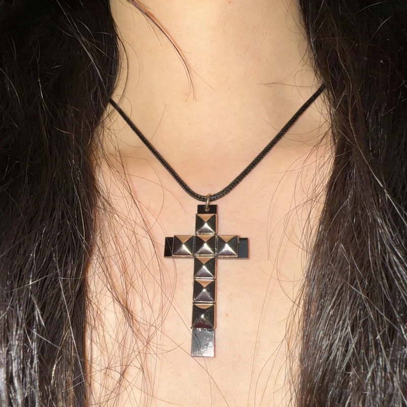 Punk Schmuck Nieten Kreuz Anhänger Halskette für Frauen Coole Accessoires Grunge Rock Mode 90er Jahre Ästhetische Halskette Goth Image