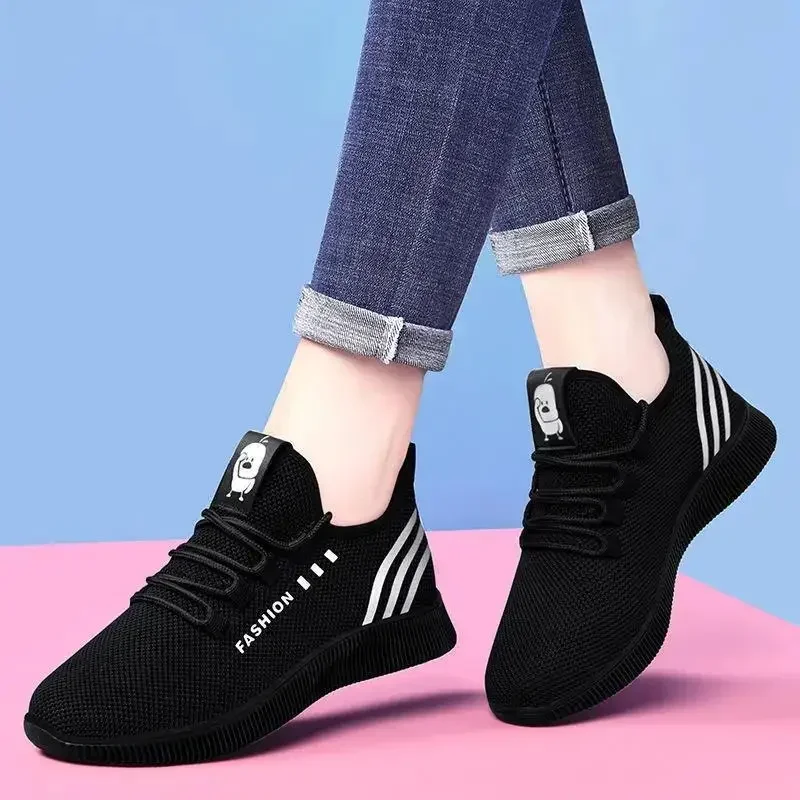 Damen-Tennisschuhe, 2025, Frühling, neue Fliegenweberei, alte Peking-Stoffschuhe, kleine Gänseblümchen, lässige Sportschuhe für Damen, Wanderschuhe