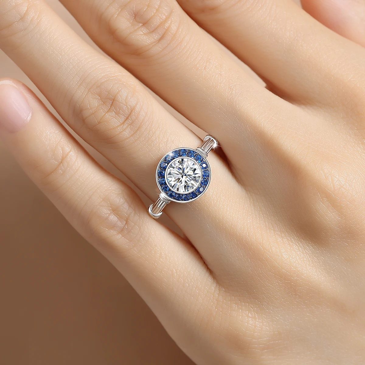 925er Sterlingsilber, 1 Karat, Rundschliff, VVS1, Moissanit, blauer Korund, Halo-Retro-Versprechensstil, geeignet für Damen-Verlobungsschmuck Image