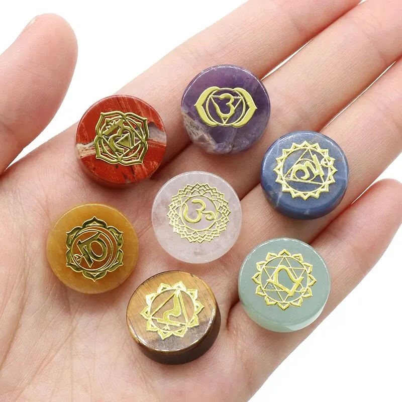 7 teile/paket runde 7 Chakra Naturstein Ornament Amethyst Quarz Energie gravierte Symbole Reiki Weissagung Heilung 16-18mm Image