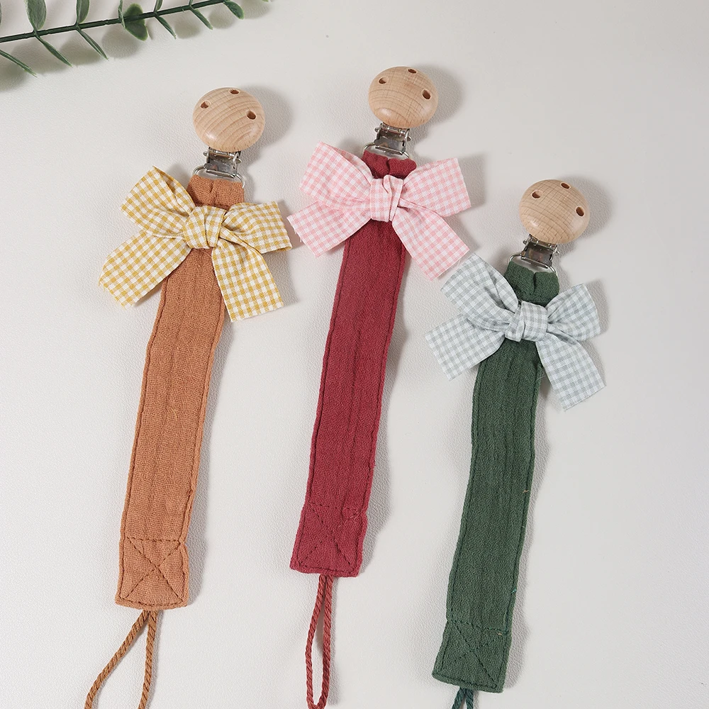 Schnullerclip aus Baumwolle mit Schleife für Mädchen – Baby-Schnullerhalter mit Holz-Schnullerclip, weiches Musselin-Baumwollband für Neugeborene mit Schnullerkette Image