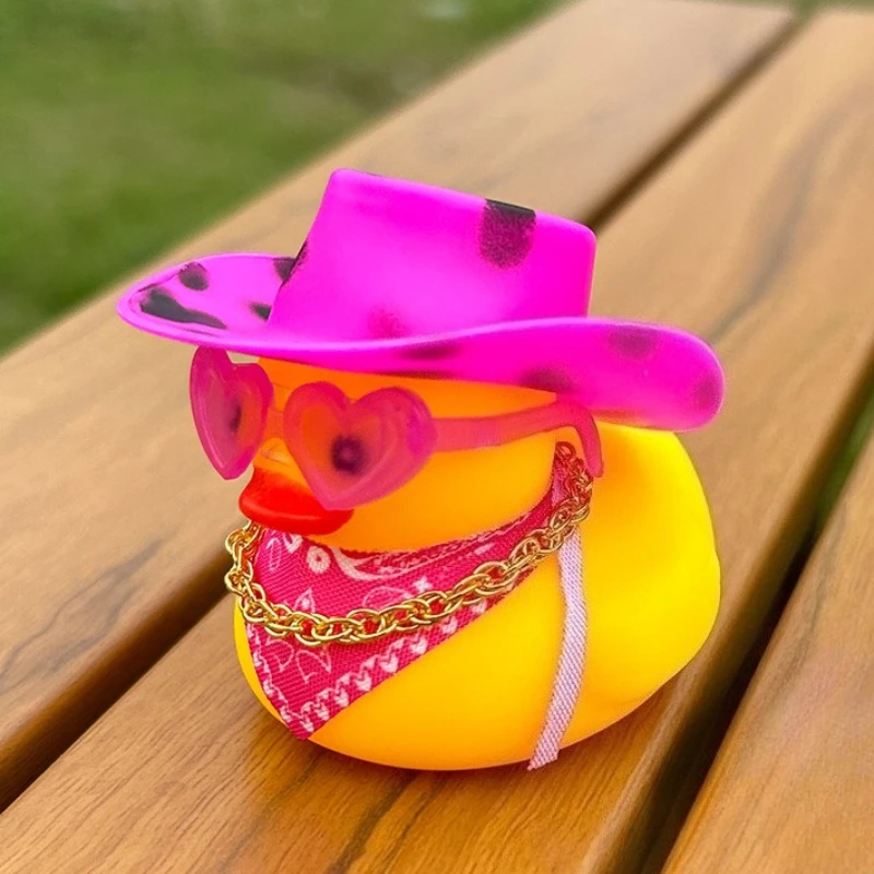 Autodekoration Gummi Cowboy Ente Auto Armaturenbrett Dekorationen Rosa Cowboyhut Gummienten, Ente für Auto Ornament Zubehör Image