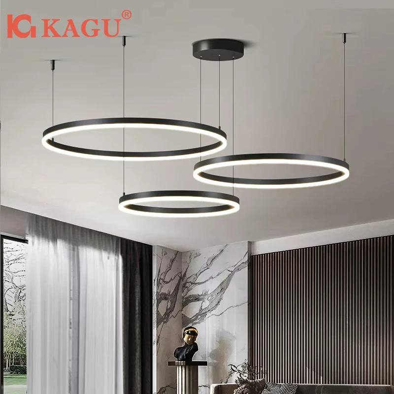 Minimalistischer moderner LED-Kronleuchter, gebürstetes Gold, schwarze Deckenringe, Hängelampe, höhenverstellbar, für Zuhause, Wohnzimmer