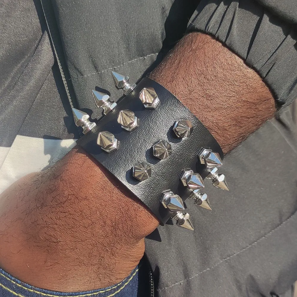 Vintage Lederarmbänder Punk Row Cuspidal Spikes Nieten Ohrstecker Breite Manschette PU Leder Punk Gothic Rock Unisex Goth Accessoires