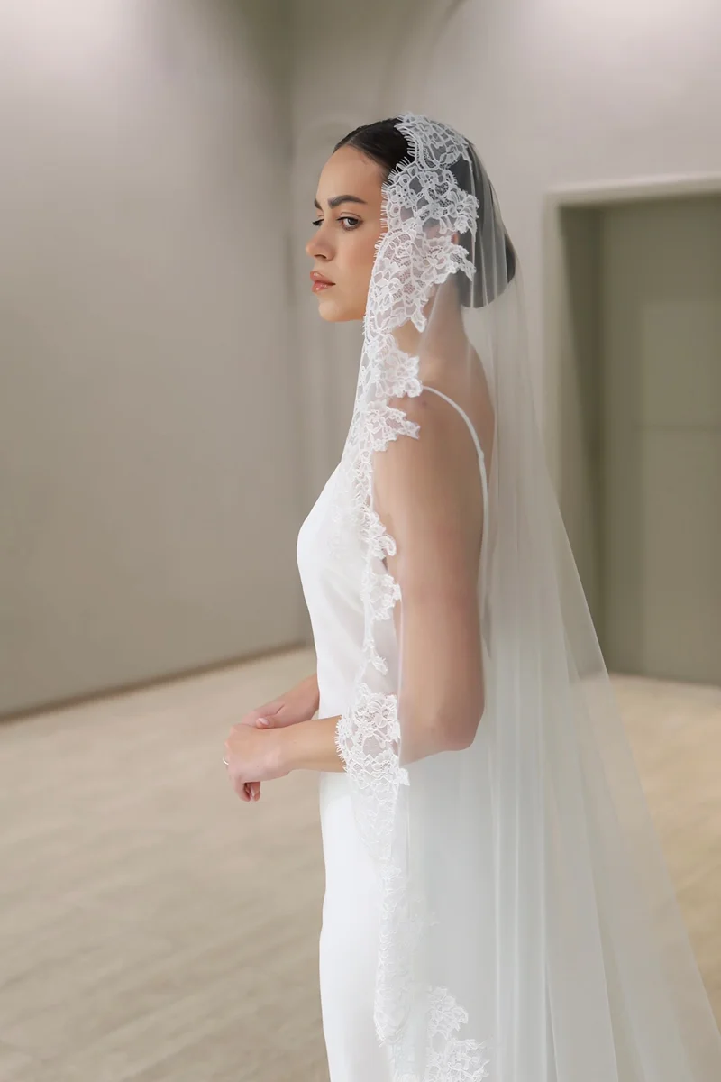 Mantilla-Spitzenschleier, einstufiger Brautschleier mit Spitzenbesatz, langer Kathedralen-Hochzeitsschleier Image