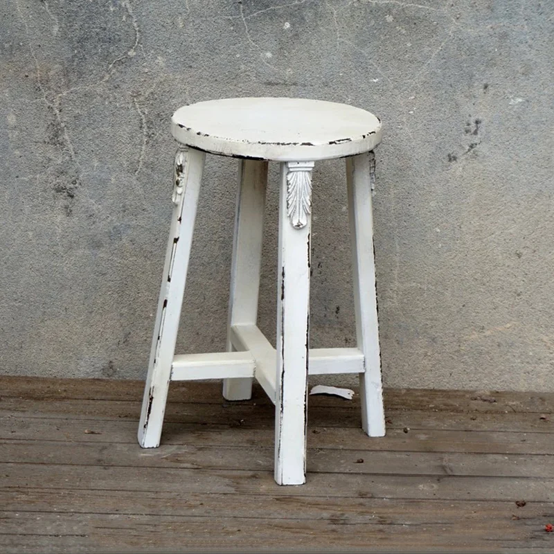Vintage-Barhocker aus Holz, weiß und grün im Used-Look, dekoratives geschnitztes Detail, 17,7 Zoll Höhe