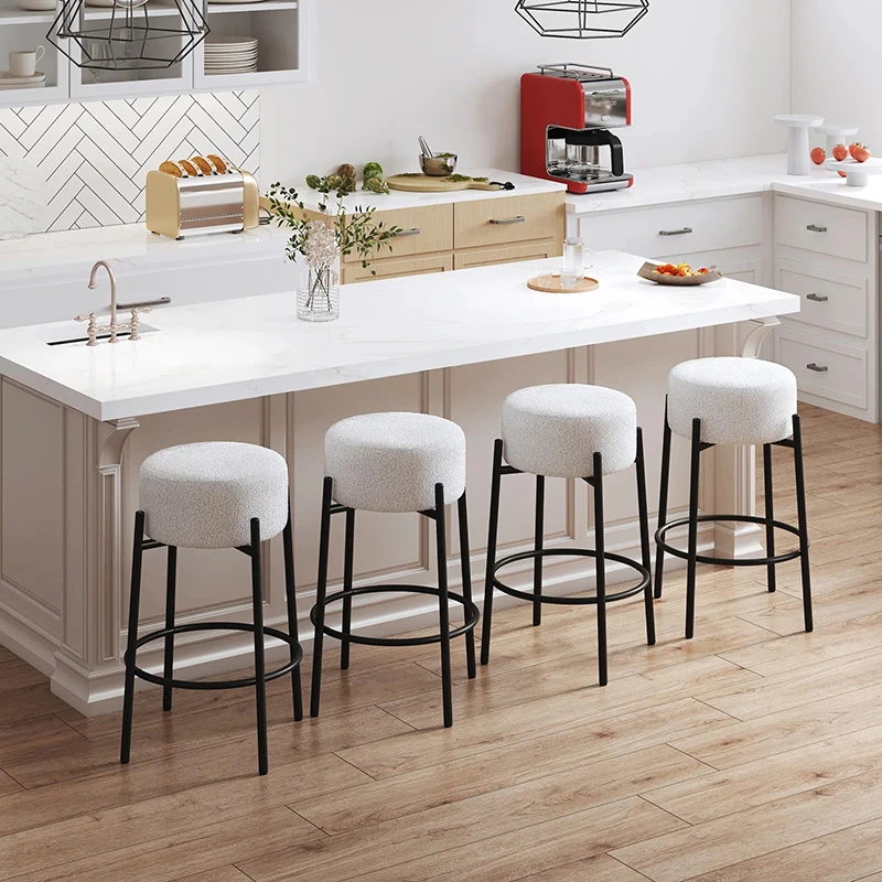 Cremefarbene ästhetische Barhocker, bequemes Wohnzimmer, weiche, entspannende Gaming-Barstühle, ergonomische, minimalistische Banqueta-Salonmöbel Image