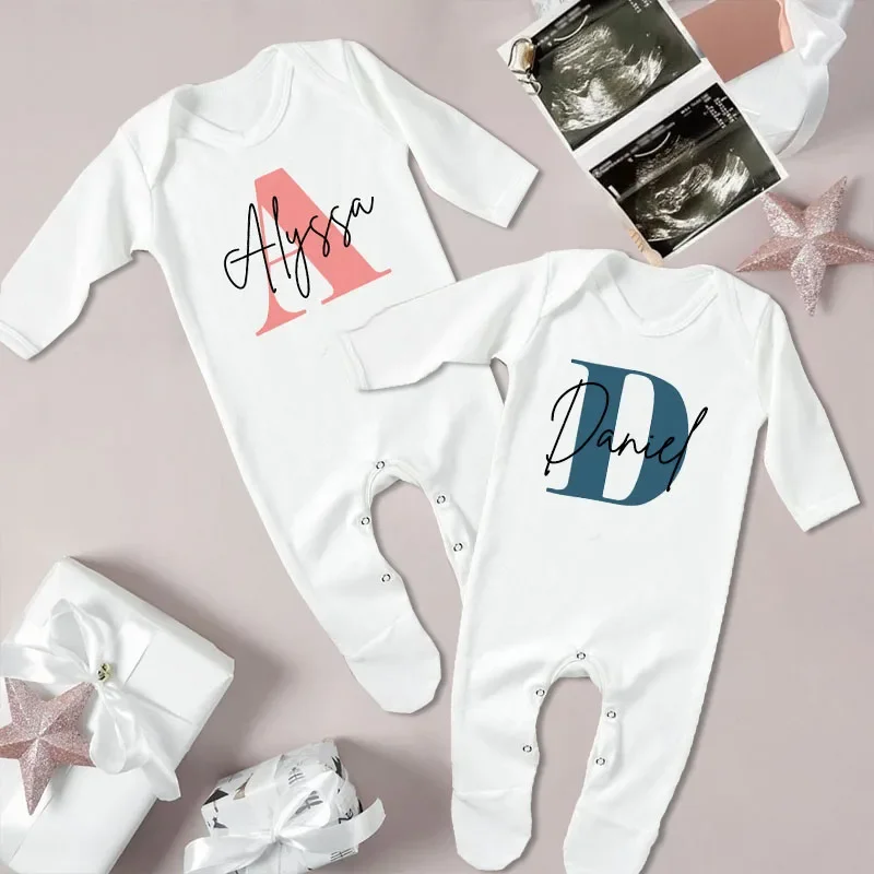 Personalisierter Name Initial Baby Babygrow Schlafanzug Weste Body Neugeborenes Coming Home Krankenhaus Outfit Kleinkind Geburtsparty Geschenke Image