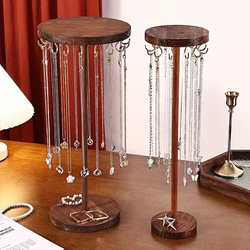 Halskettenhalter, Schmuckständer aus Holz. Halsketten-Aufbewahrungsregal. Haken werden zum Aufbewahren und Aufhängen von Armbändern und Schlüsselanhängern verwendet Image