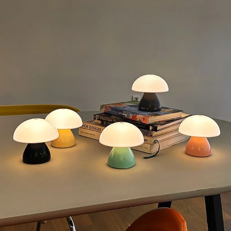 Pilz-LED-Tischlampe, Touch-Dimmung, USB-Aufladung, Nachtlicht für Schlafzimmer/Schreibtisch/Kaffeebar, dekorative Ambient-Nachtbeleuchtung