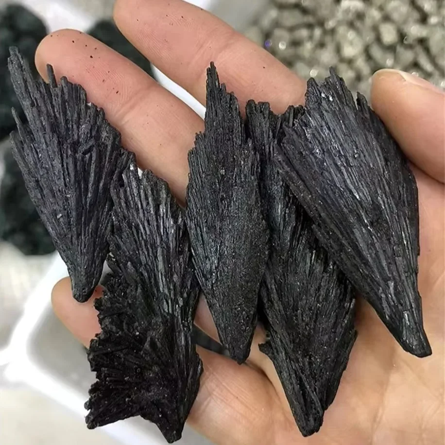 Natürlicher schwarzer Turmalin, natürlicher Quarzstein, unregelmäßiger Energiestein, schwarze Flamme, Federkristall, Cluster, Mineralprobe Image