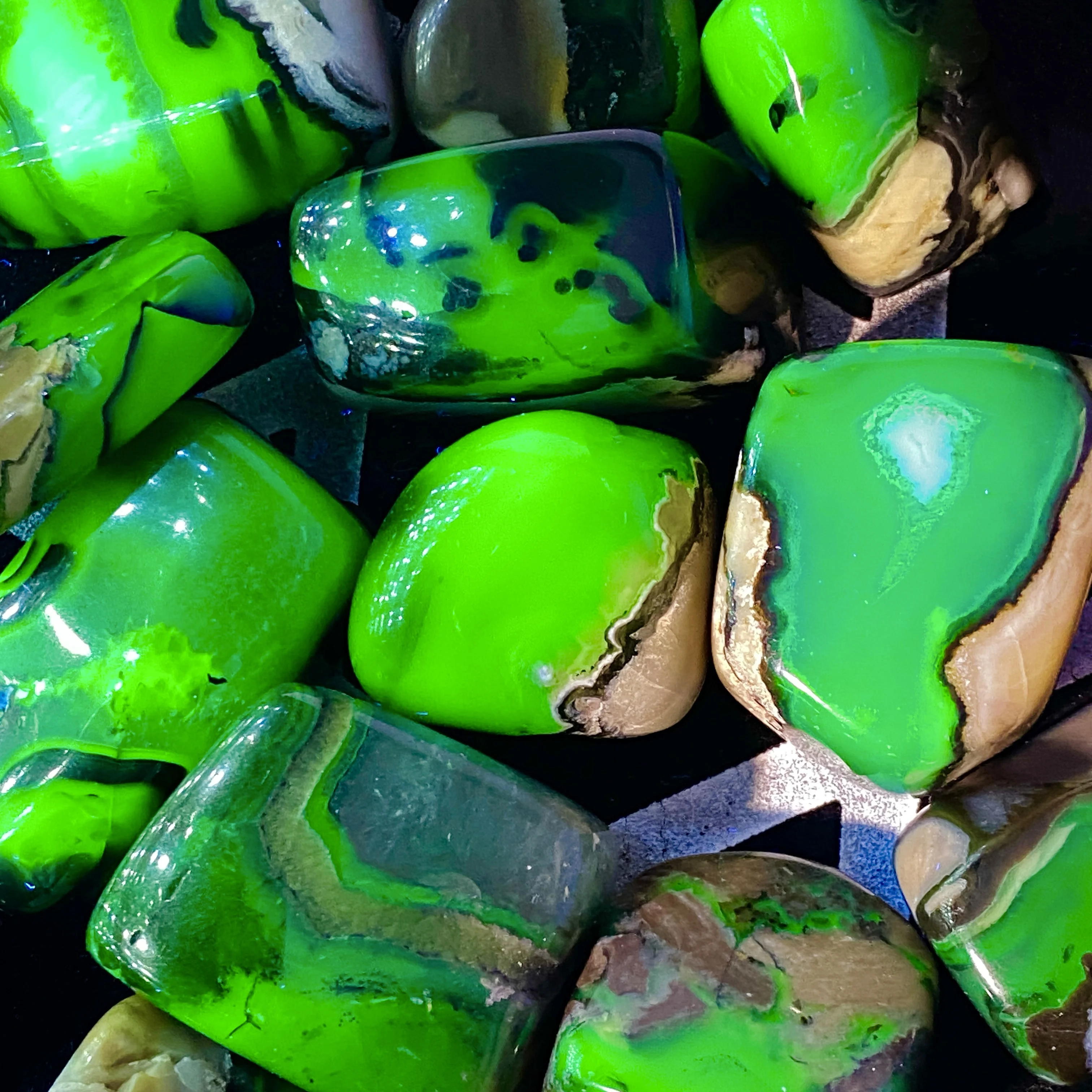 2 Stück vulkanischer Achatstein-UV-fluoreszierend, unregelmäßige Form, Steinsammlungen, ausgezeichnete Geschenke, Geschenk für Familie und Freunde, DIY-Dekor Image