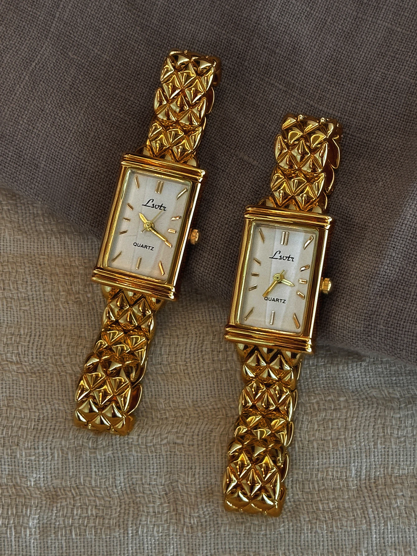 1. Neue goldene französische High-End-Licht-Luxus-Mode-Casual-Zifferblatt-Damenuhr mit Edelstahlarmband, elegante und exquisite Casual-Style, geeignet für Alltag und Ausflug, Party, Handgelenk oder Geburtstagsgeschenk