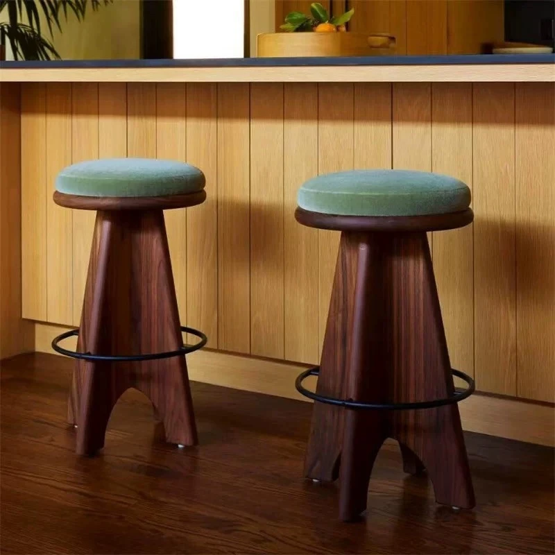 Mittelalterlicher Barstuhl aus massivem Holz. Einzigartiges Design. Mit Kissen, bequeme Barhocker, elegante Taburetes für Bar, Barmöbel