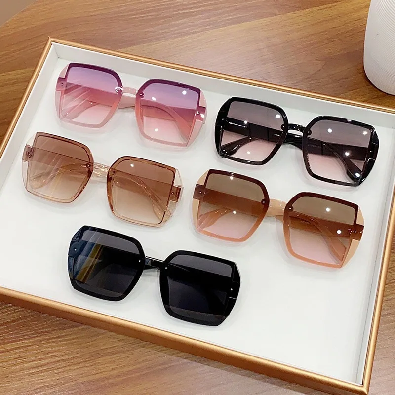 Modische Designer Quadratische Sonnenbrille für Damen Retro Vintage Farbverlauf Sonnenbrillen für Frauen Klare Gläser Schwarz Weiß