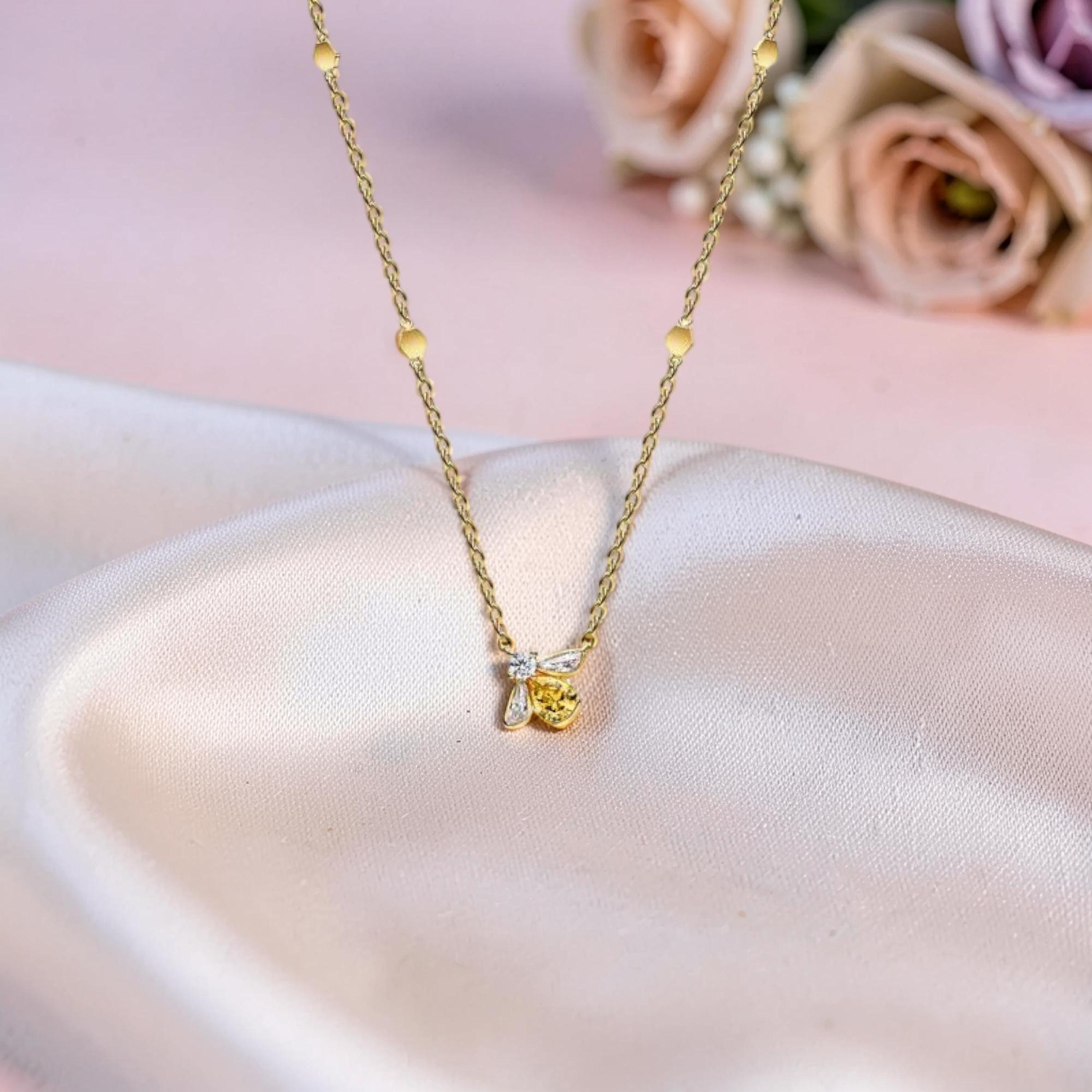 Collana con ciondolo a forma di ape per donna, collana con ciondolo a forma di ape placcata in oro 14 carati con dettagli a nido d'ape, gioiello ispir