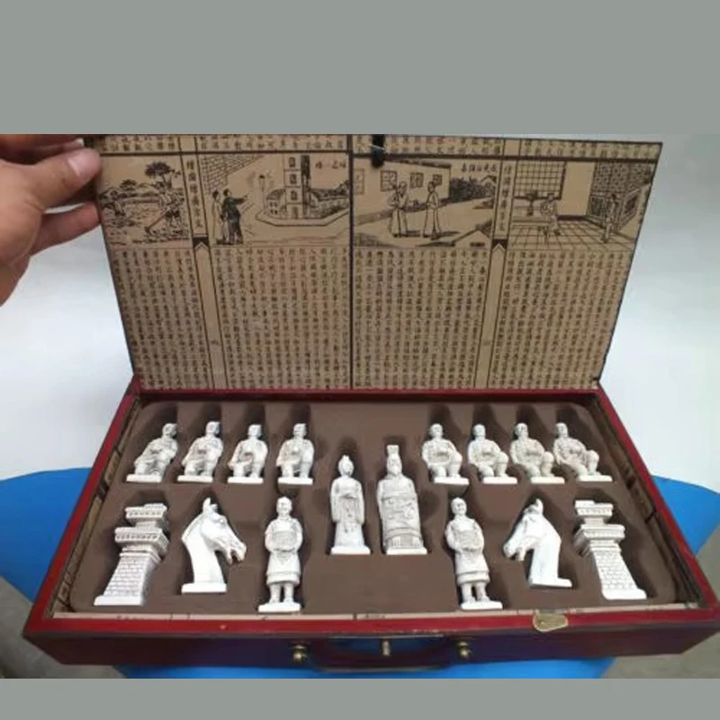 Elaborata scatola classica cinese in pelle di legno con set di scacchi con statue di figure antiche
