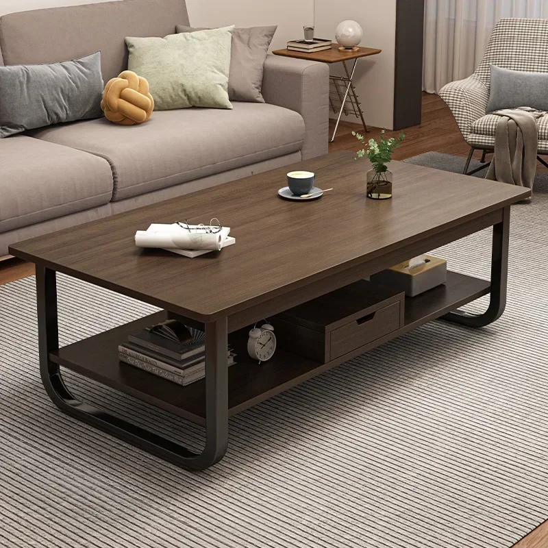 Moderner minimalistischer Couchtisch, kleine Wohnung, Wohnzimmer, Sofa, Balkon in der Nähe, Teetisch, Mietwohnung, rechteckiger Teetisch
