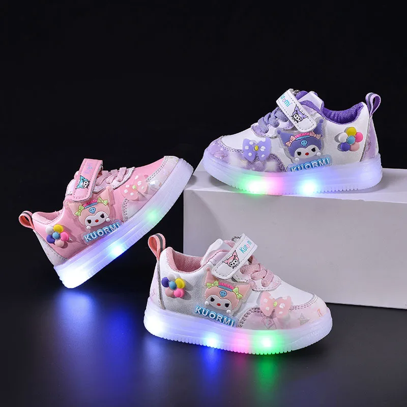 2026 Sanrio Mädchen Freizeitschuhe LED-Lichtschuhe Leder Modische Kinder-Sportschuhe Kuromi Prinzessin Rosa Lila Schuhe Sneakers