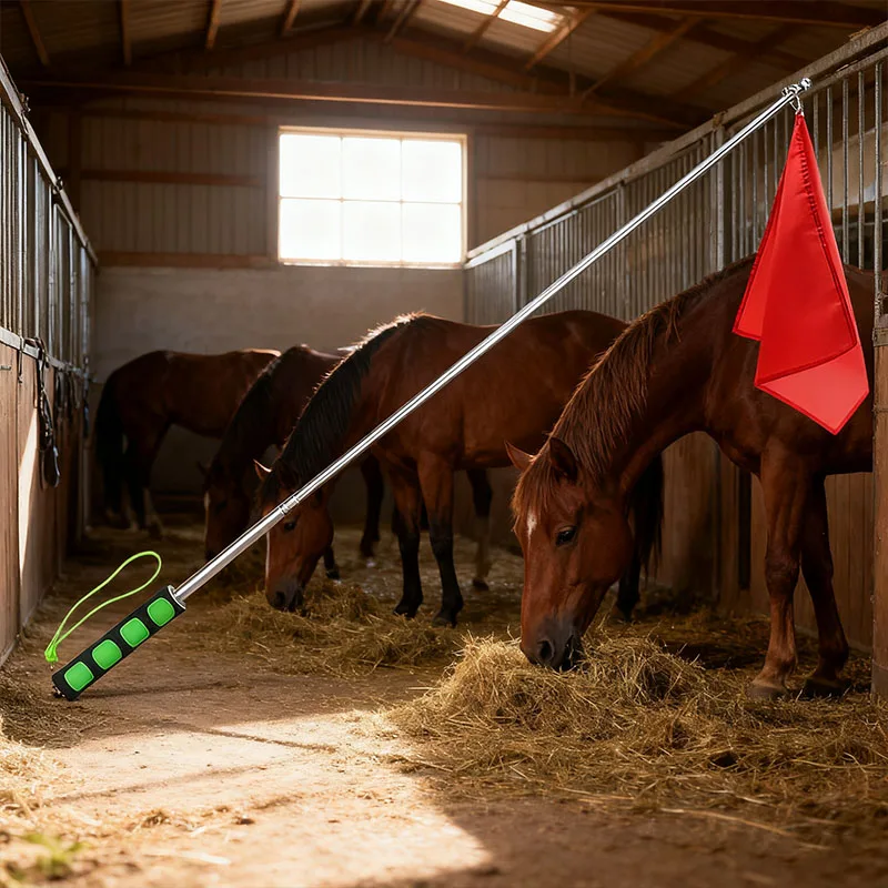Einziehbares Pferdetrainingssystem mit Teleskopstange und Haken – robuste Rot-/Weiß-Flaggen, Schnellverschluss-Mechanismus, geeignet für Anfänger, Schulausrüstung und Springen anzeigen – langlebige Struktur mit grünen Haken und Clip-Ausrüstung aus... Image