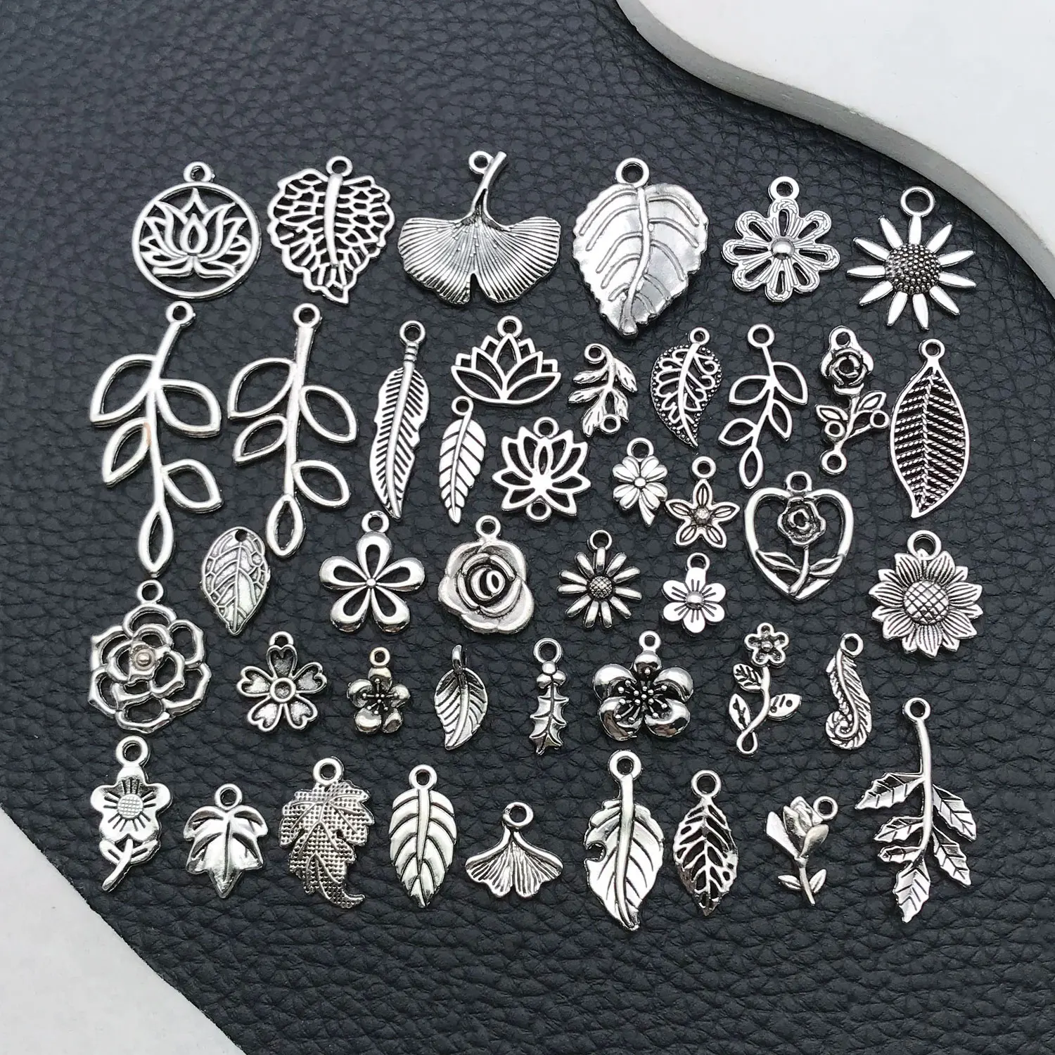 40 verschiedene hohle Pflanzen- und Blatt-Anhänger, DIY-Schmuckzubehör aus Legierung für Armbänder, Halsketten und Schlüsselanhänger Image