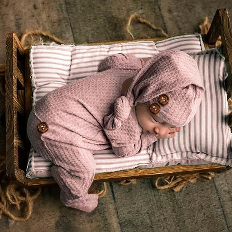 2-teiliger Staubrosa Neugeborenen-Fotografie-Strampler mit Schlafmütze, Foto-Requisiten, gestrickter Knopf-Patchwork-Bodysuit-Overall Image