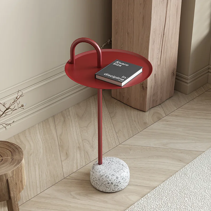 Nordischer moderner Beistelltisch mit Steinsockel, luxuriöser Wohnzimmer-Beistelltisch, kreativer stabiler Sofa-Eckschreibtisch, Metall-Couchtisch Image