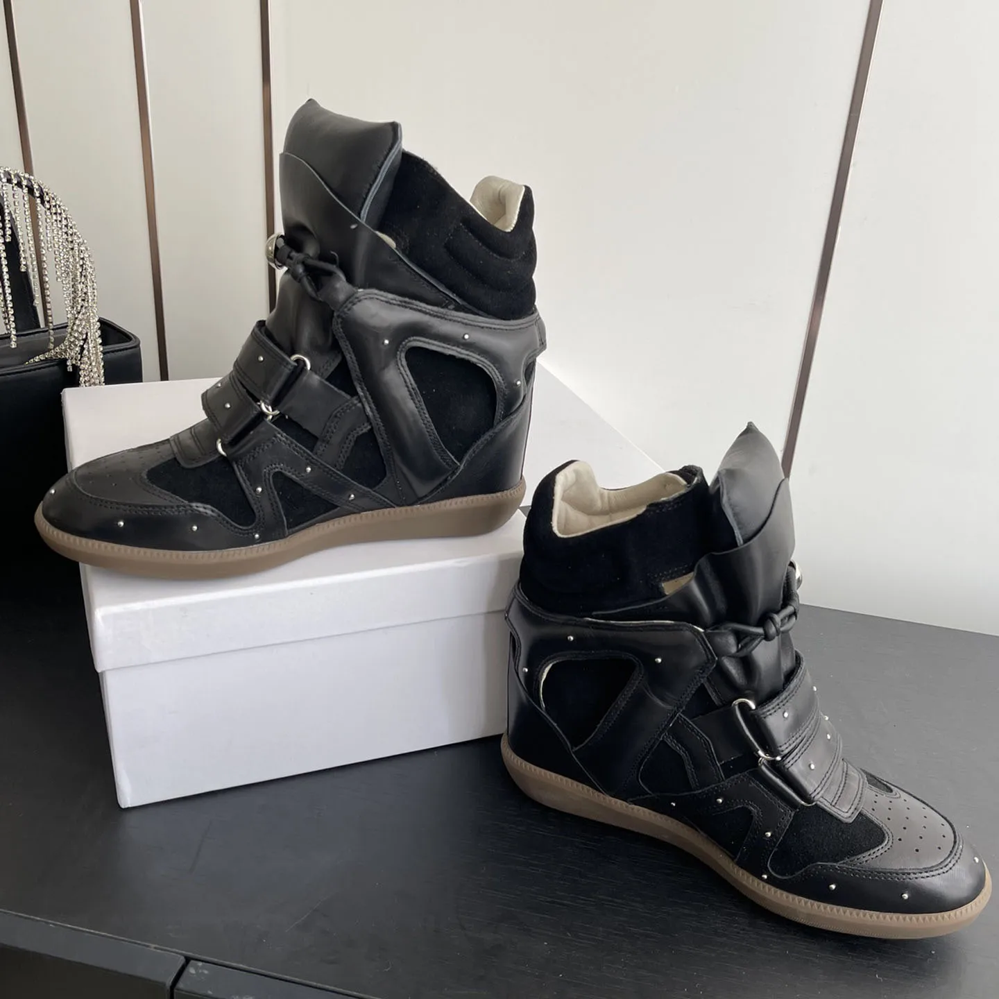 Damen Leder-Wildleder Keilabsatz-Sneaker mit Klettverschluss High-Top-Stil Versteckter Keilabsatz Schuhe
