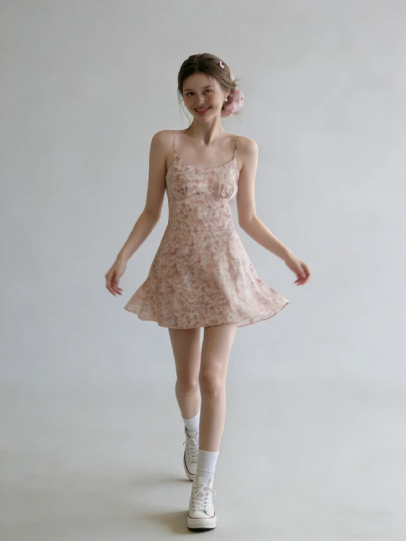 Damen Sommer Freizeitoutfit Rosa Verziertes Vintage Blumenmuster Cami-Trägerkleid mit Gerafftem Oberteil und Ausgestelltem Minirock 2026