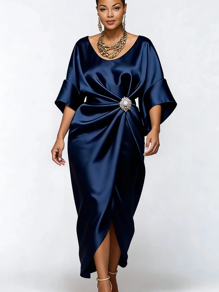 Marineblaues Satin-Midikleid für Damen mit Bootsausschnitt, Fledermausärmeln, Strass-Taillendekor und Raffungen - Elegantes Abendkleid für Partys und Cocktails Image