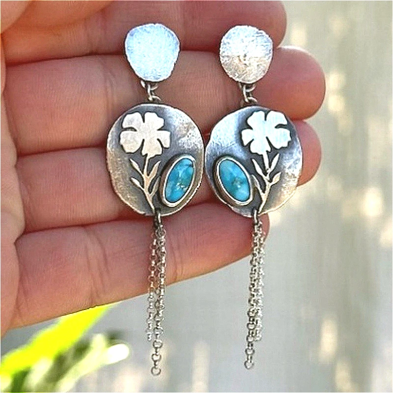 Vintage handgeschnitzte Blumenmuster-Ohrringe mit eingelegtem synthetischem Türkis für Damen, eleganter, exquisiter Bankettschmuck.