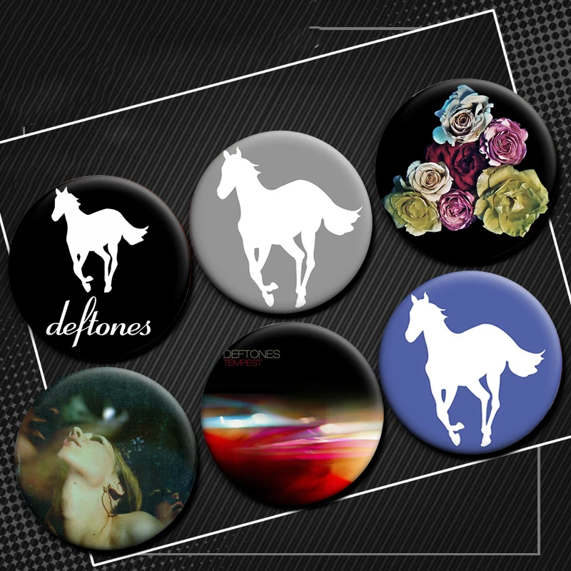 Weißes Pony rund um das Fell, Ohm, Deftones, weiche Knopfnadeln, kreatives Abzeichen, Weißblech, Cartoon-Broschen für Kleidung, Tasche, Hut, Dekoration