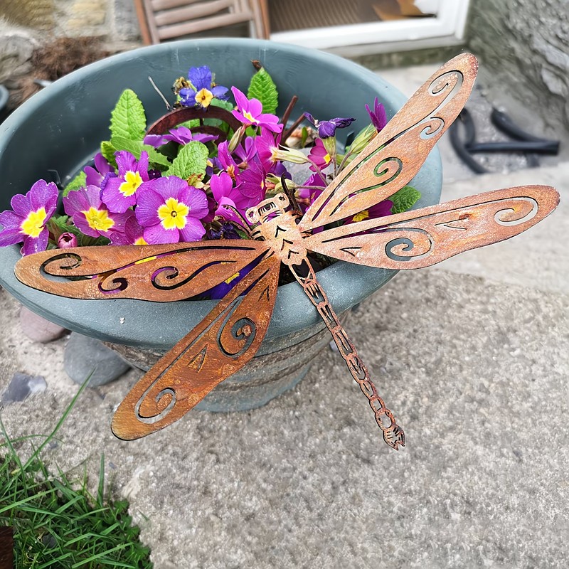 Rusty Metal 3D Dragonfly Outdoor Decorative Sculpture, Naturally Rusted Dragonfly Garden Insect Ornament Suitable for Outdoor Gardens, Backyards, and Planter Decorations, The product is naturally rust
