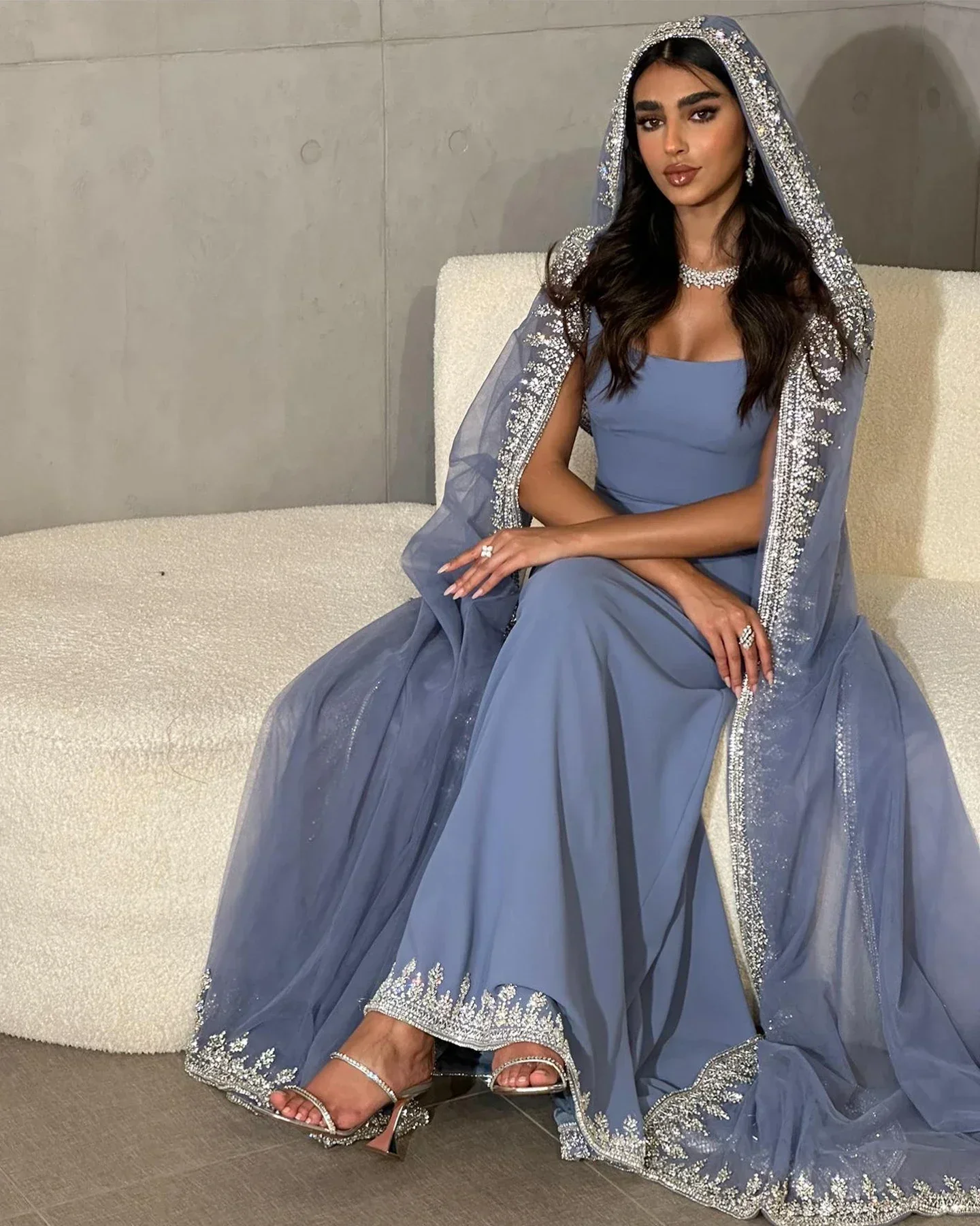 Maßgeschneiderte Abendkleider Luxus Kristall Blau Meerjungfrau Dubai Abendkleider Cape Ärmel Elegante Arabische Frauen personalisiert Image