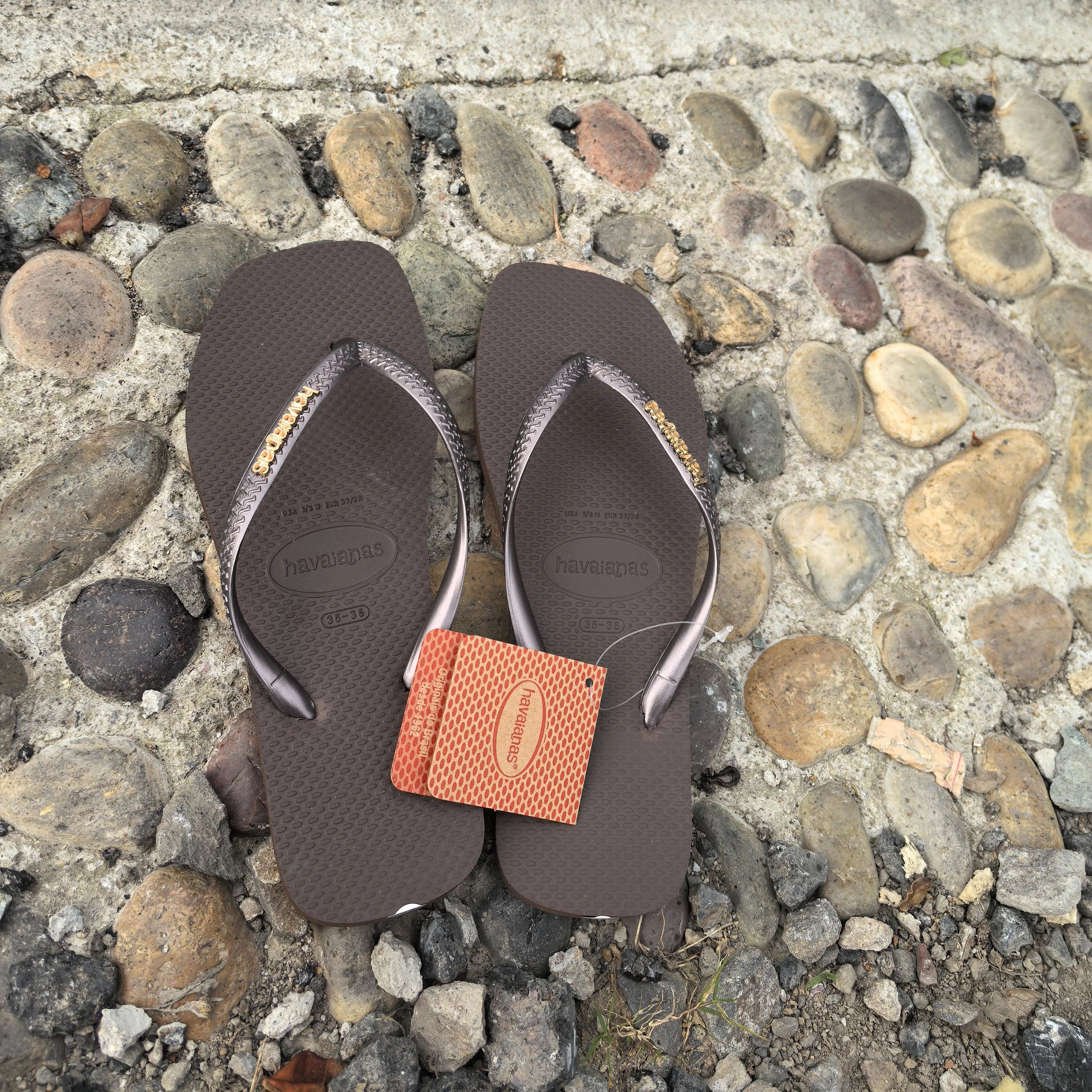 Sommer 2025 Neue Damen Flip-Flops mit eckiger Zehenpartie, Outdoor-Strandsandalen, luxuriöse Damen-Freizeitpantoffeln, Größe 35-42, Damenschuhe